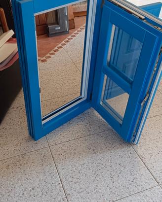 finestra in larice laccato azzurro  45 * 75