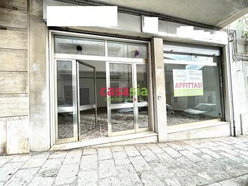 Locale commerciale con ampie vetrine corso italia