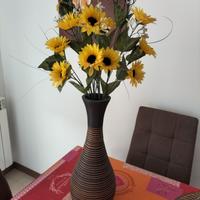 vaso con composizione girasoli