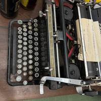 Macchina da scrivere Olivetti da collezione