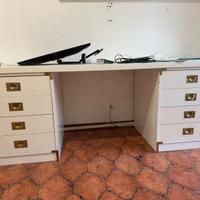 Scrivania bianca con cassetti