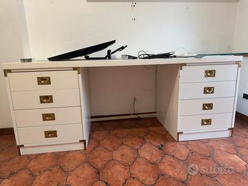 Scrivania bianca con cassetti