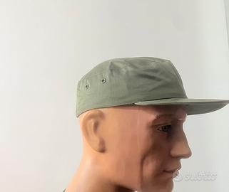 Stock cappelli verde militare