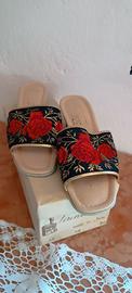 Vintage pantofole rosse rose