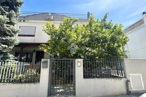 VILLA A SCHIERA A CANOSA DI PUGLIA