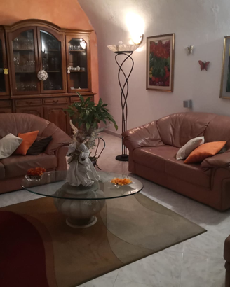 2 divani con pouf in pelle