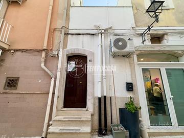 Casa semi-indipendente su più livelli con lastrico