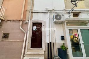 Casa semi-indipendente su più livelli con lastrico