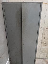 armadio in ferro con quattro ripiani 
