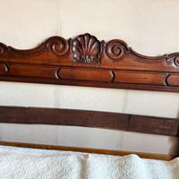 Testiera letto antica in legno massello intagliato