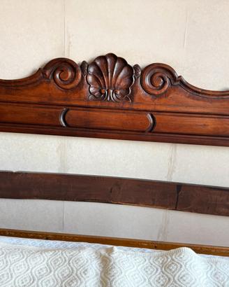 Testiera letto antica in legno massello intagliato