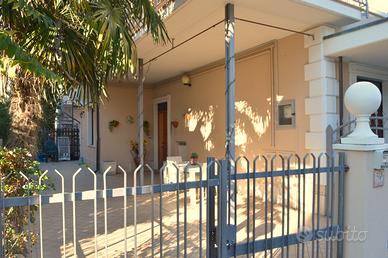 Semindipendente a Roseto degli Abruzzi con corte