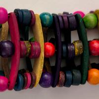 Bracciale etnico in legno colorato 