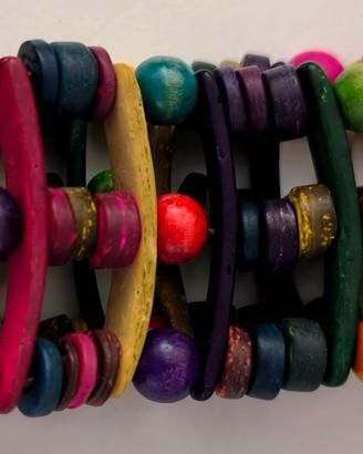 Bracciale etnico in legno colorato 