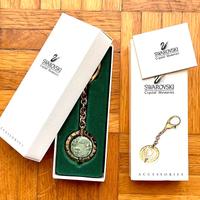 Portachiavi con globo di cristallo.