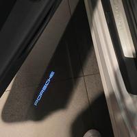 Proiettori a LED con logo "PORSCHE" sulle portiere