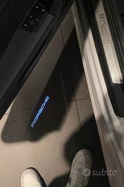 Proiettori a LED con logo "PORSCHE" sulle portiere
