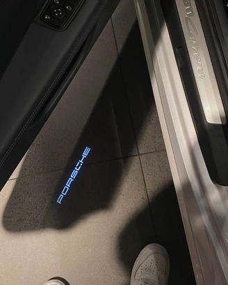 Proiettori a LED con logo "PORSCHE" sulle portiere