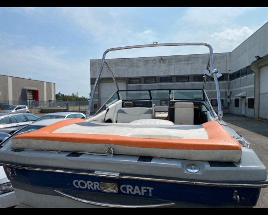 Barca adatta per sci d'acqua