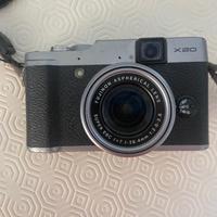 Macchina fotografica fujifilm x20 con caricatore