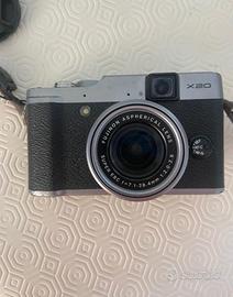 Macchina fotografica fujifilm x20 con caricatore