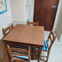 Tavolo in legno massello allungabile + 4 sedie