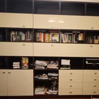 Libreria con cassetti e scomparti contenitore 