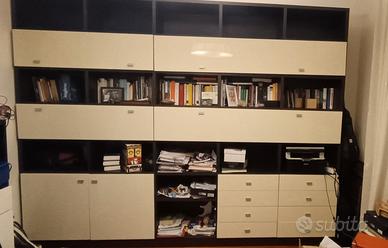 Libreria con cassetti e scomparti contenitore 