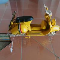 modellino vespa in metallo verniciato