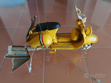 modellino vespa in metallo verniciato