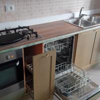 Cucina con elettrodomestici e lavello