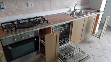 Cucina con elettrodomestici e lavello