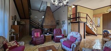 Villa di 375 m² con più di 5 locali e box auto a T