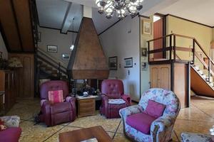 Villa di 375 m² con più di 5 locali e box auto a T
