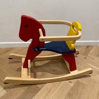 Cavallo a dondolo in legno