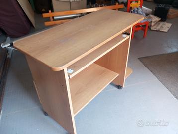 Scrivania per pc con ruote