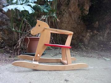 Cavallo a dondolo in legno per bambini
