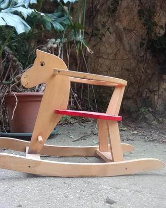 Cavallo a dondolo in legno per bambini