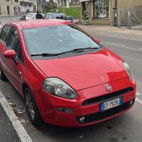 Grande Punto del 2012 rossa fiammante a benzina
