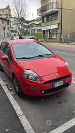 Grande Punto del 2012 rossa fiammante a benzina