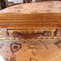 Cesta in vimini pic-nic o grigliate con accessori