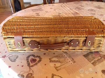 Cesta in vimini pic-nic o grigliate con accessori