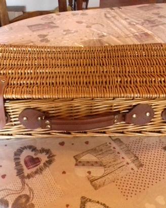 Cesta in vimini pic-nic o grigliate con accessori