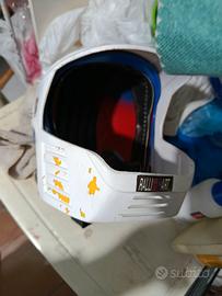 Tre scatole di vari giocattoli e un casco per bimb