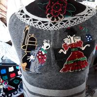 Coprispalle poncho, lupetto smanicato, gonna corta