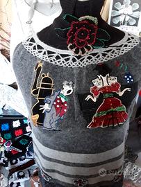 Coprispalle poncho, lupetto smanicato, gonna corta