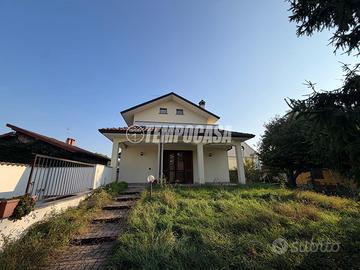Elegante villa di 350 mq con ampio giardino, terra