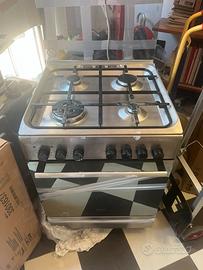 Cucina a gas Ariston Hotpoint con forno elettrico