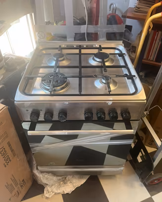 Cucina a gas Ariston Hotpoint con forno elettrico
