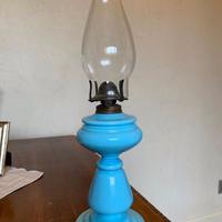 Pregevole lampada a petrolio in vetro opalino